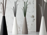 Appendiabiti Kadou con le sembianze di un vaso di fiori con base in polietilene e rami in metallo di Bonaldo