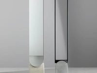 Specchio Vague Mirror con cornice in metallo e base in cemento di Bonaldo