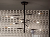 Lampada a sospensione in metallo verniciato opaco color piombo con alle estremità un elemento in vetro soffiato ambrato che racchiude la sorgente luminosa Crossroad di Bonaldo