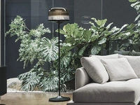 Lampada da terra Pin con paralume in vetro soffiato e struttura in metallo di Bonaldo