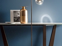 Lampada da terra Sofì con struttura in ottone e diffusore in vetro soffiato di Bonaldo
