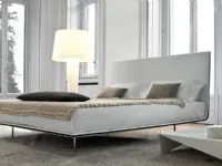 Letto Thin in tessuto trapuntato con testiera di Bonaldo
