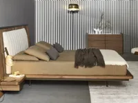 Letto con grande testiera in legno e una più piccola in tessuto imbottito e trapuntato Nelson Bed di Bonaldo