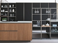 Libreria divisoria Gravity in metallo con ripiani in vetro di Veneta Cucine