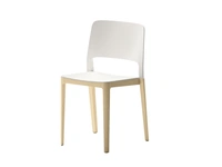 Sedia impilabile Atelier in polipropilene con struttura in legno di Veneta Cucine