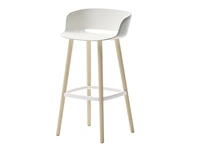 Sgabello Babila in tecnopolimero con struttura in legno di Veneta Cucine