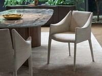 Sedia completamente rivestita in tessuto con braccioli Vela di Bonaldo