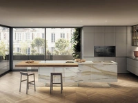 Cucina Design con isola 36e8 Project 2813 in vetro effetto marmo di Lago