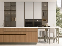 Cucina Moderna Iconica 10 in Canneté Noce Chiaro e Vetro Bianco Puro di Veneta Cucine