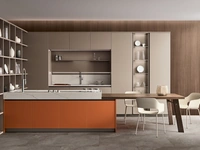 Cucina Moderna con penisola Lounge 07 in Vetro laccato Arancio e laccato opaco Camoscio di Veneta Cucine
