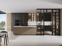 Cucina Moderna con isola Iconica 06 in Vetro Cappuccino liscio e cannettato, basi colonne e pensili in Frassino scuro di Veneta Cucine