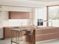 Cucina Moderna con isola Oyster 03 in laccato Rosso Etrusco e Beige Grain Dek di Veneta Cucine