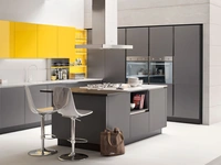 Cucina Moderna con isola Oyster 06 in laccato opaco Grigio e laccato lucido Giallo di Veneta Cucine