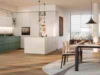 Cucina Moderna con penisola Sakura 07 in Frassino laccato opaco Verde e Frassino laccato Crema di Veneta Cucine